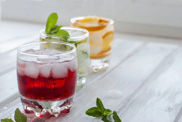 Cóctel con jugo y hielo y cóctel con hielo, limón y min — Foto de Stock