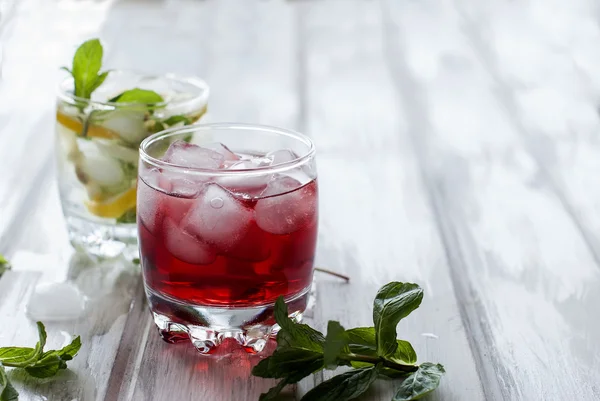 Cóctel con jugo y hielo y cóctel con hielo, limón y min —  Fotos de Stock