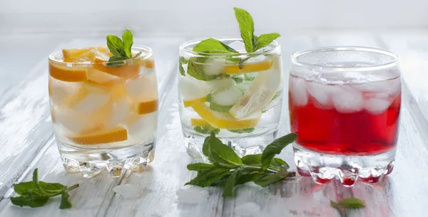 Cocktail met SAP en ijs en cocktail met ijs, citroen en min — Stockfoto