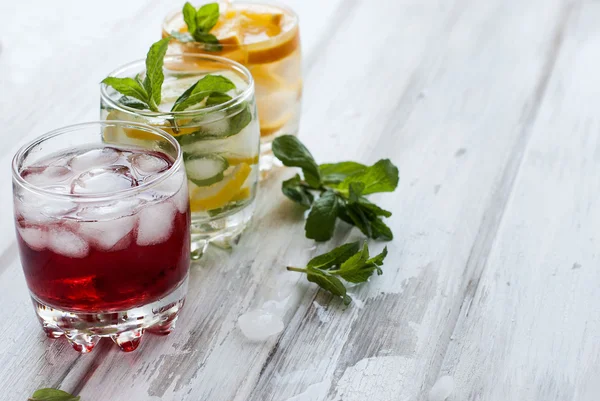 Cóctel con jugo y hielo y cóctel con hielo, limón y min — Foto de Stock