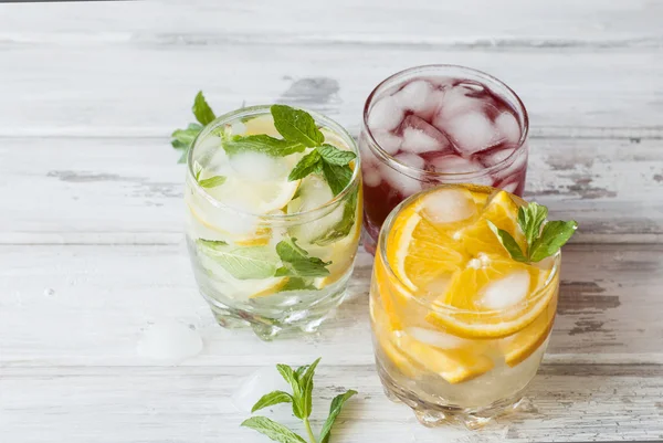 Cocktail mit Saft und Eis und Cocktail mit Eis, Zitrone und Minze — Stockfoto