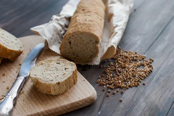 Гречишный хлеб с гречкой на деревянном столе — стоковое фото
