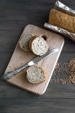 ahşap bir masa üzerinde buğday buğday ekmek