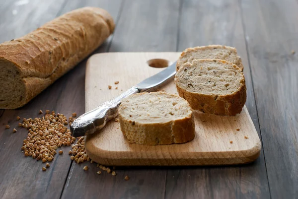 Гречишный хлеб с гречкой на деревянном столе — стоковое фото