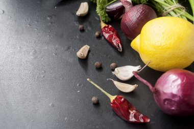 Taze organik sebze ve otlar ile çerçeve