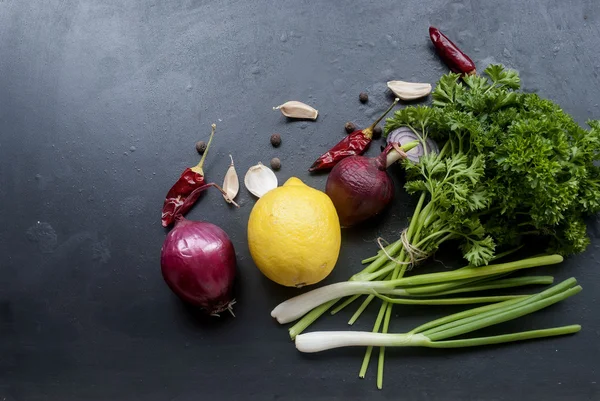 Rahmen mit frischem Bio-Gemüse und Kräutern — Stockfoto