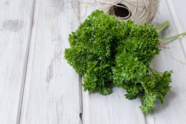 Taze parsleyand skein iplik bağlama için demet