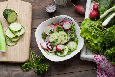 bir kesme tahtası üzerinde kıyılmış salatalık