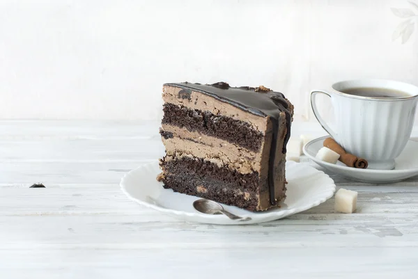 Bolo de chocolate grande com cobertura de chocolate — Fotografia de Stock