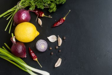 Taze organik sebze ve otlar ile çerçeve