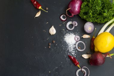 Taze organik sebze ve otlar ile çerçeve