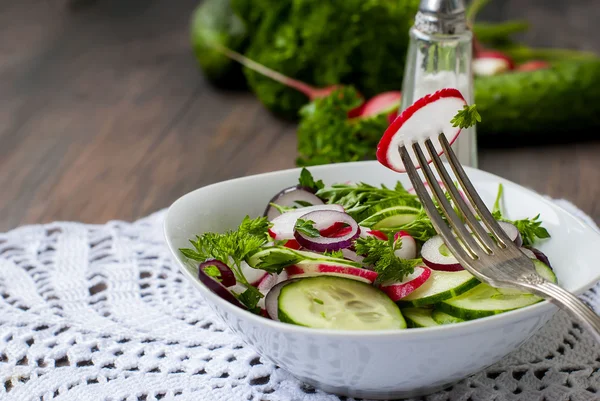 Весенний салат из редьки, огурцов — стоковое фото