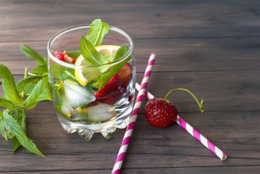 Çilek mojito nane ve buz seçici odak ile kokteyl