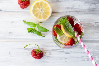 çilek, nane ve kokteyl sopa - çilek için malzemeler