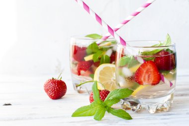 Çilek mojito nane ve buz seçici odak ile kokteyl