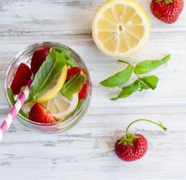 çilek, nane ve kokteyl sopa - çilek için malzemeler