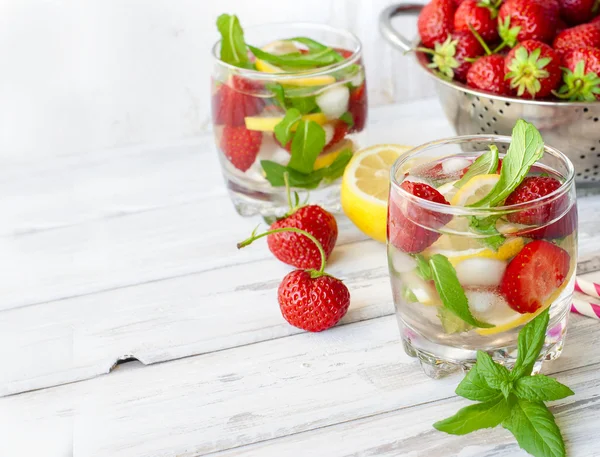 Strawberry mojito cocktail med mynta och ice selektiv inriktning — Stockfoto