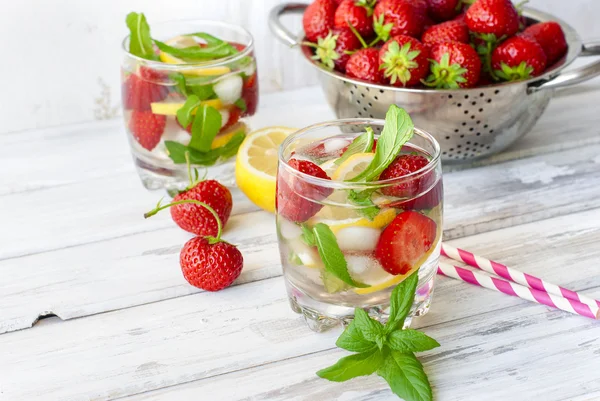 Cóctel mojito de fresa con enfoque selectivo de menta y hielo — Foto de Stock