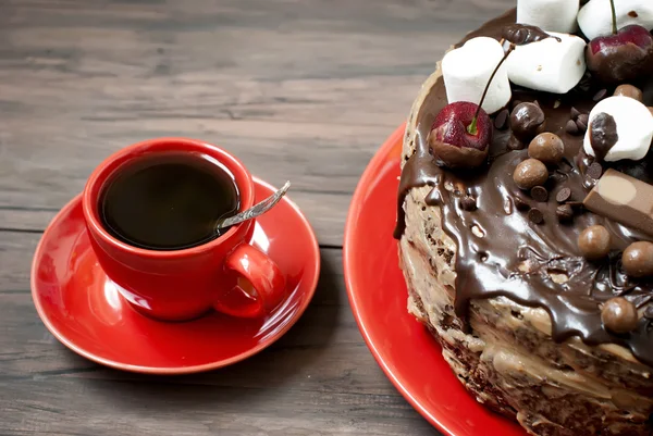 Copo café e grande bolo de chocolate com cobertura de chocolate e che — Fotografia de Stock