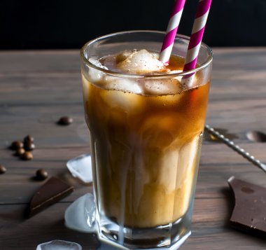 Bardakta buzlu kahve.