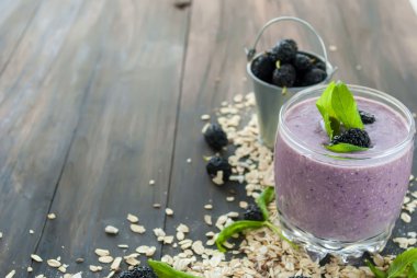 Ev yapımı granola ile dut smothie