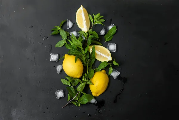 Zitrone, Minze und Eis auf schwarzem Hintergrund — Stockfoto