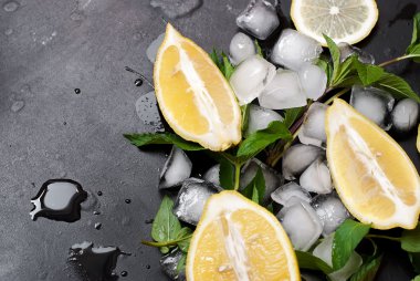 limon, nane ve buz üstünde siyah bir arka plan