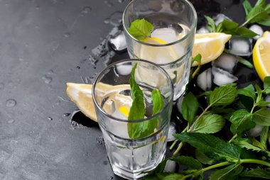 buz ve limon, nane ve buz üstünde siyah bir arka plan ile gözlük