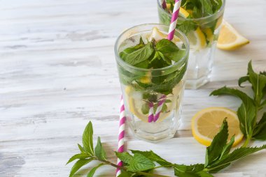 buz ve limon, nane ve buz üzerinde beyaz bir ahşap backg gözlük