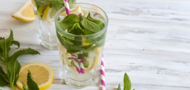 buz ve limon, nane ve buz üzerinde beyaz bir ahşap backg gözlük