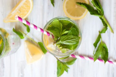 buz ve limon, nane ve buz üzerinde beyaz bir ahşap backg gözlük