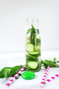 Seçim infüzyon su beyaz ahşap Ahşap bac cam şişelerde