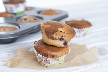 Çikolatalı kek pişirme çanağı closeup bir demir berry