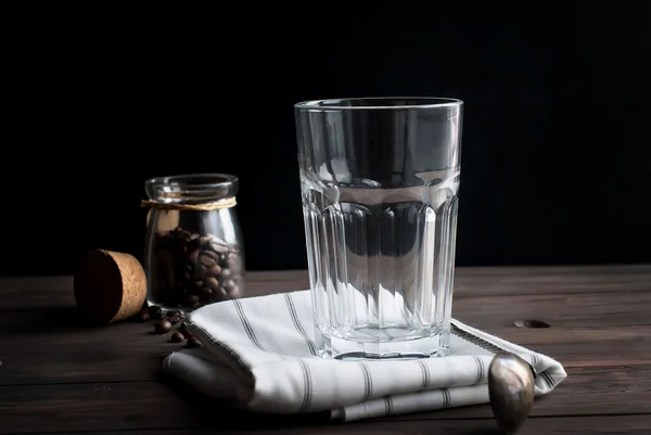 Tömma en stor glas kopp kaffe på träbord, lågmäld — Stockfoto