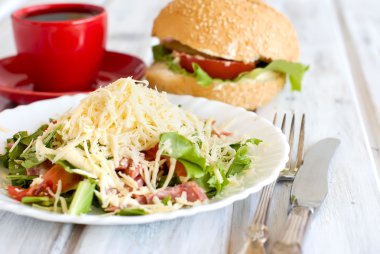 salata, bir hamburger ve bir fincan kahve kahvaltı için