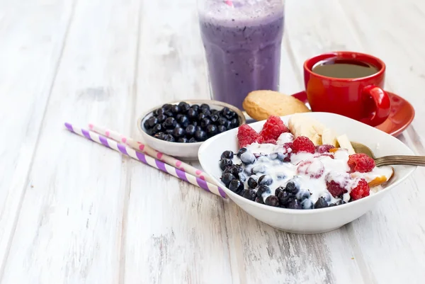 Cottage cheese with berries, smoothies and coffee for breakfast — Stock Photo, Image