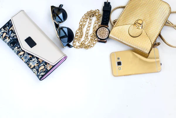 Yaz kadın şeyler ahşap arka plan beyaz. Yaz konsepti. F