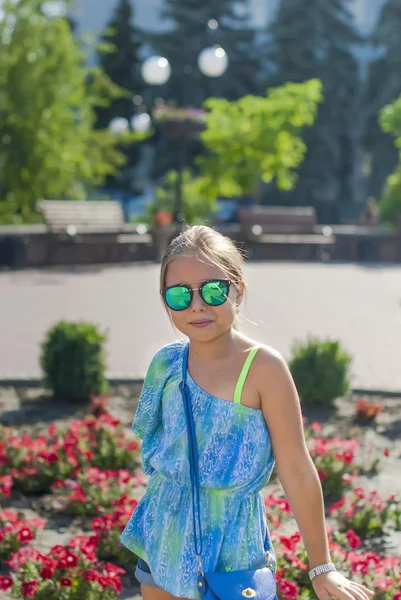 Портрет девушки в очках на фоне города — стоковое фото
