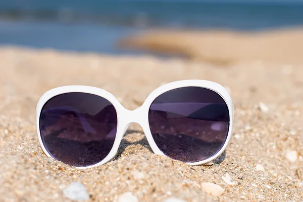 Solbriller på sandet - Stock-foto