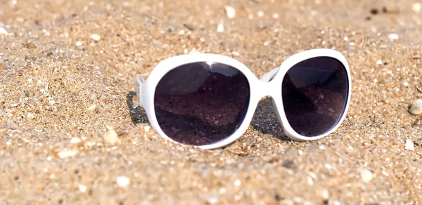 모래 위에 있는 선글라스 — 스톡 사진
