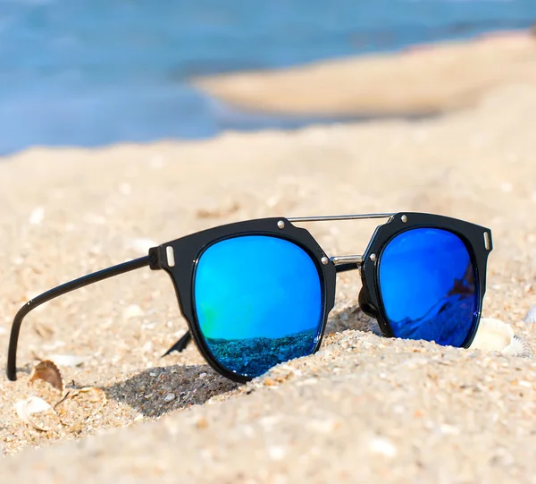 Солнцезащитные очки лежат на пляже на песке — стоковое фото