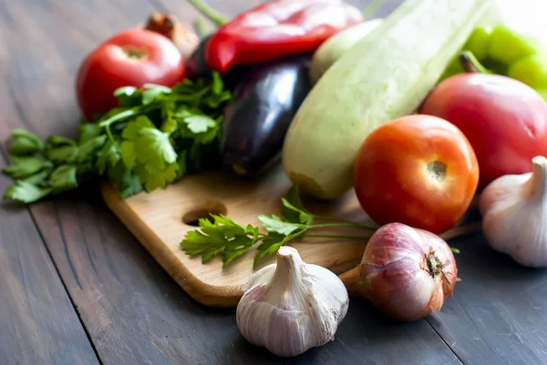 Verschiedene frische Gemüsesorten ratatu - Paprika, Auberginen, Zucchini, — Stockfoto