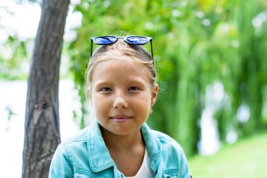 ağaç Park arka planda gözlüklü bir kız portresi