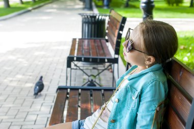 ağaç Park arka planda gözlüklü bir kız portresi