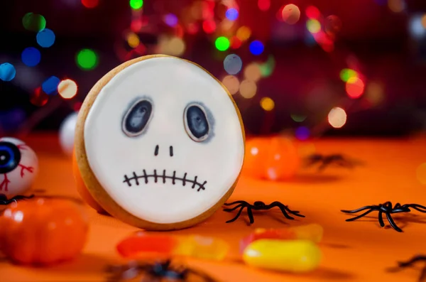 Halloween Achtergrond Met Gestileerde Peperkoek Koekjes Decoratieve Pompoenen Ogen Spinnen — Stockfoto