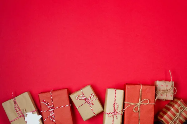 Рождественский Новогодний Фон Подарки Обернутые Бумагу Аксессуары Красном Фоне Праздничная — стоковое фото