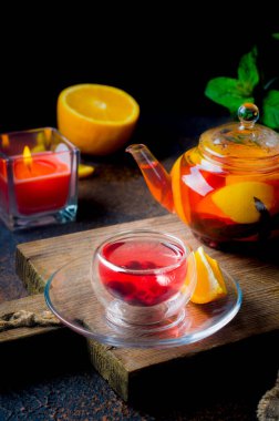 Cam bardakta ve çaydanlıkta meyveli kırmızı çay, çay seremonisi.