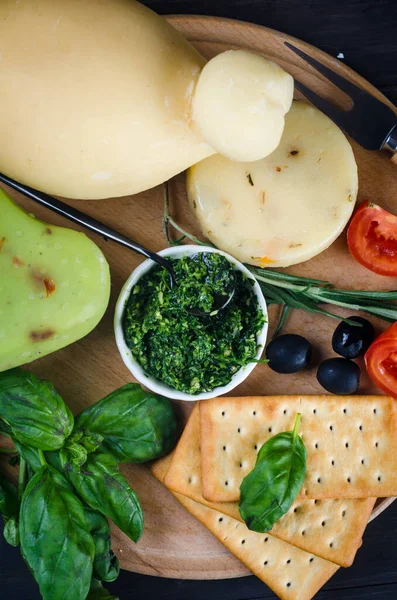 Verschiedene Hausgemachte Käsesorten Mit Gemüse Obst Keksen Und Nüssen Auf — Stockfoto