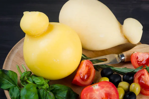 Hausgemachte Kitschige Pasta Filata Provolone Auf Rundem Holzbrettteller Auf Dem — Stockfoto