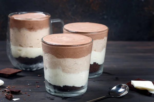 Mousse Trifles Tre Cioccolatini Vetro Fondo Legno Scuro Messa Fuoco — Foto Stock